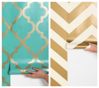 Person holding wallpaper roll gold - a gold free wallpaper for tablet