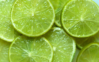 Limes pile table blue background - top of a table next free wallpaper for desktop