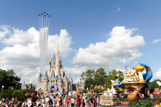 Crowd castle plane sky background - a plane free wallpaper for desktop