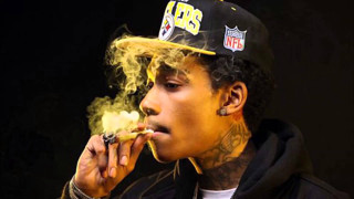 Man hat eating cigarette food - a piece of food free wallpaper