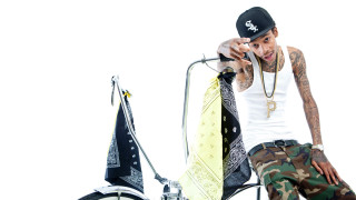 Man sitting chair yellow tie - his lapel free wallpaper