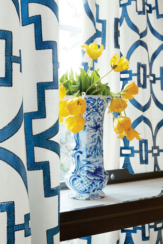 Vase yellow flowers table window - free spring wallpaper