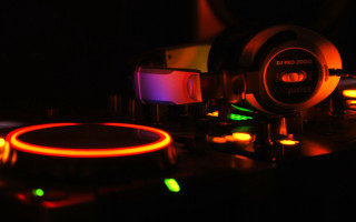 Turntable closeup neon glow dark - the top free wallpaper for desktop