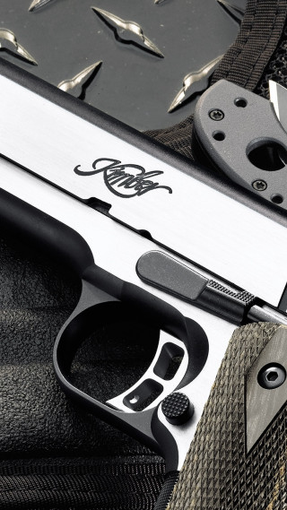 Black white gun case clip - a stipple free wallpaper for mobile