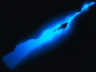 Swimming blue light black background - free ship wallpaper for desktop