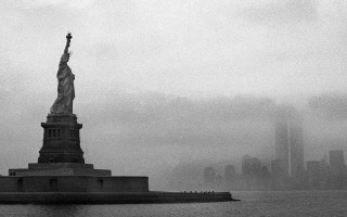 Statue liberty foggy day water - alfred eisenstaedt free wallpaper