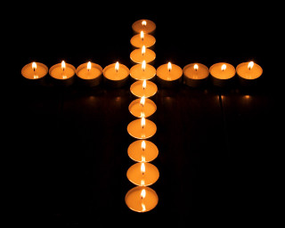 Candles cross table black background - the table free wallpaper