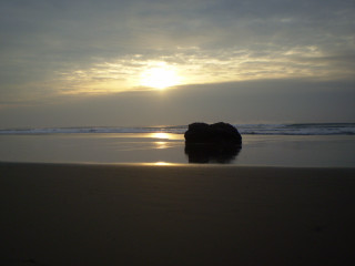 Rock sandy beach cloudy sunset 2 - a sandy beach under a cloudy sky free wallpaper