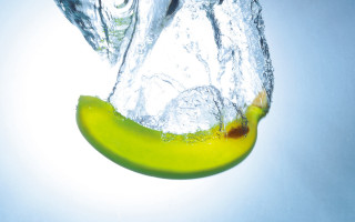 Banana dropping water splash green - a banana free wallpaper