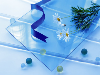 Blue glass plate daisies ribbon 2 - daisy free wallpaper