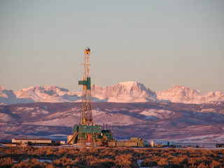 Drilling rig field mountains sunset - incoherent free wallpaper
