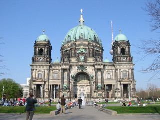 Large building green dome sky 2 - architecture free wallpaper for desktop