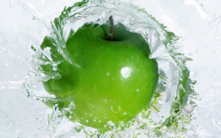 Green apple water splash leaf 2 - a green apple free wallpaper