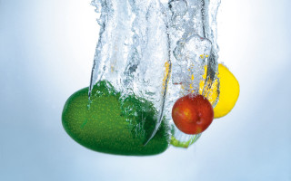 Fruit drop glass water lime - a lime free wallpaper