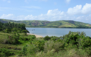 Lake lush hills trees sunny - lush green hill and trees free wallpaper
