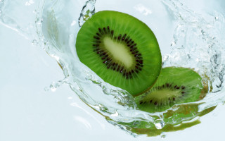 Kiwi cut half water bubbles 2 - a splash of water free wallpaper
