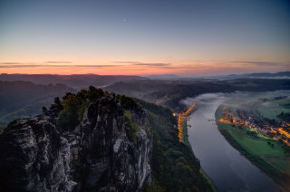 River valley mountains town sunset - a foggy sky above free wallpaper