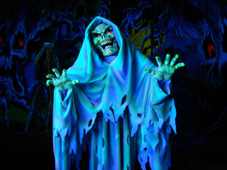 Scary man blue green hands - scary free wallpaper