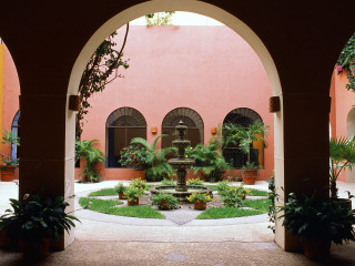 Courtyard fountain potted plants trees 4 - a courtyard free wallpaper