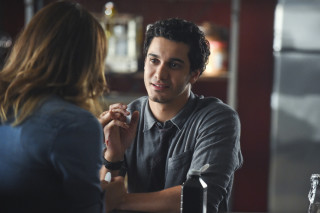 Man woman talking table restaurant - a man and a woman sitting free wallpaper