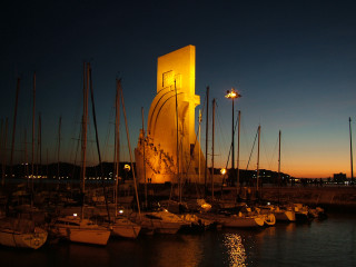 Boats night water parking scene - almada negreiro free wallpaper