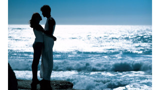 Beach couple ocean waves blue - free valentines wallpaper