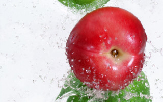 Red apple splashing glass water - a red apple free wallpaper