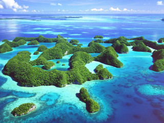 Small islands ocean boat distance 2 - aerial free wallpaper