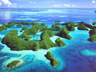 Small islands ocean boat distance 3 - aerial free wallpaper