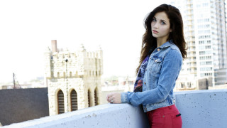 Woman leaning wall city background 2 - photoshoot free wallpaper