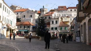 Man christmas tree town square - alen divi free wallpaper