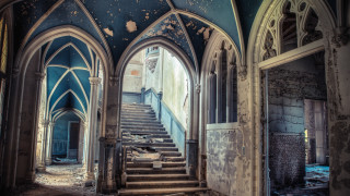 Old building stairs windows center - old building free wallpaper