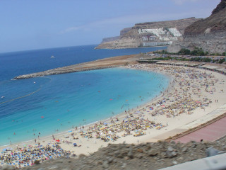 Beach crowd water rocky cliff 2 - free beach wallpaper