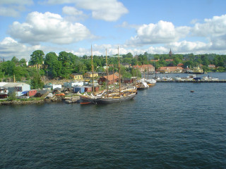Boat docked harbor other boats - a harbor free wallpaper