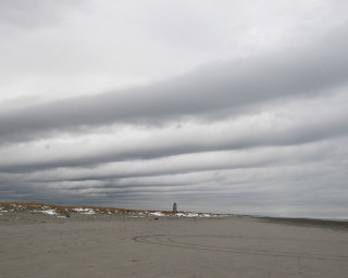 Kite beach cloudy lighthouse person 2 - a kite free wallpaper for desktop