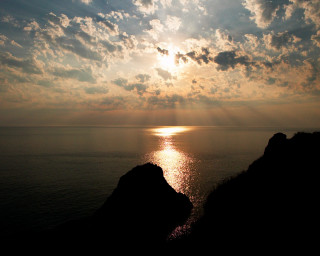 Sunset ocean sun clouds water - a bright sun free wallpaper