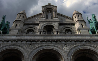 Large building statues cloudy sky - statue free wallpaper