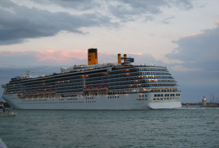 Cruise ship dusk cloudy sky 2 - a large cruise ship free wallpaper
