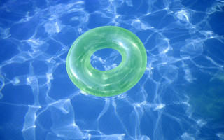 Green ring floating water blue 4 - summer free wallpaper for desktop