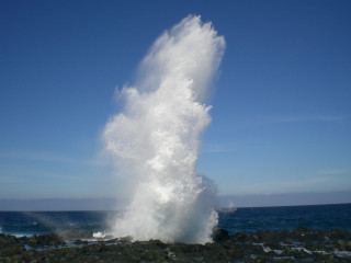 Large wave hitting rocks ocean 5 - a large wave free wallpaper