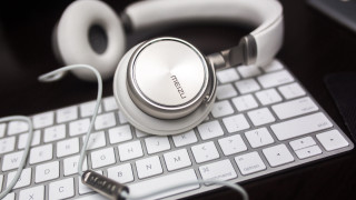 Headphones keyboard mouse desk monochrome - studio quality free wallpaper