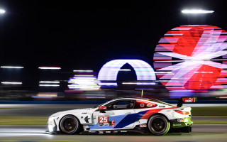 Car driving track night sign - a track free wallpaper