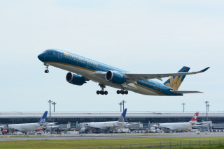 Jetliner flying blue sky runway 3 - turnaround free wallpaper