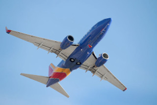 Jetliner flying blue sky landing 2 - its landing free wallpaper