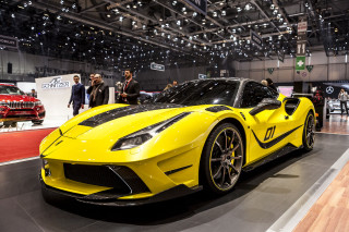 Yellow sports car show people 3 - display free wallpaper