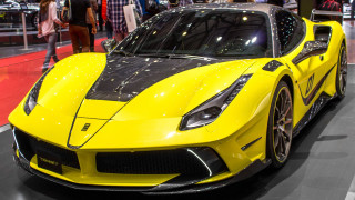 Yellow sports car show people 4 - display free wallpaper