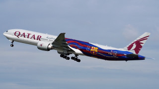 Large jetliner blue sky qanta - foto realistic free wallpaper