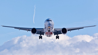 Jetliner flying blue sky cloudy - a blue cloudy sky free wallpaper